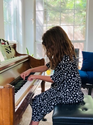 <img src="Children-piano-lessons.jpeg" alt="in-person and online piano lessons. ">